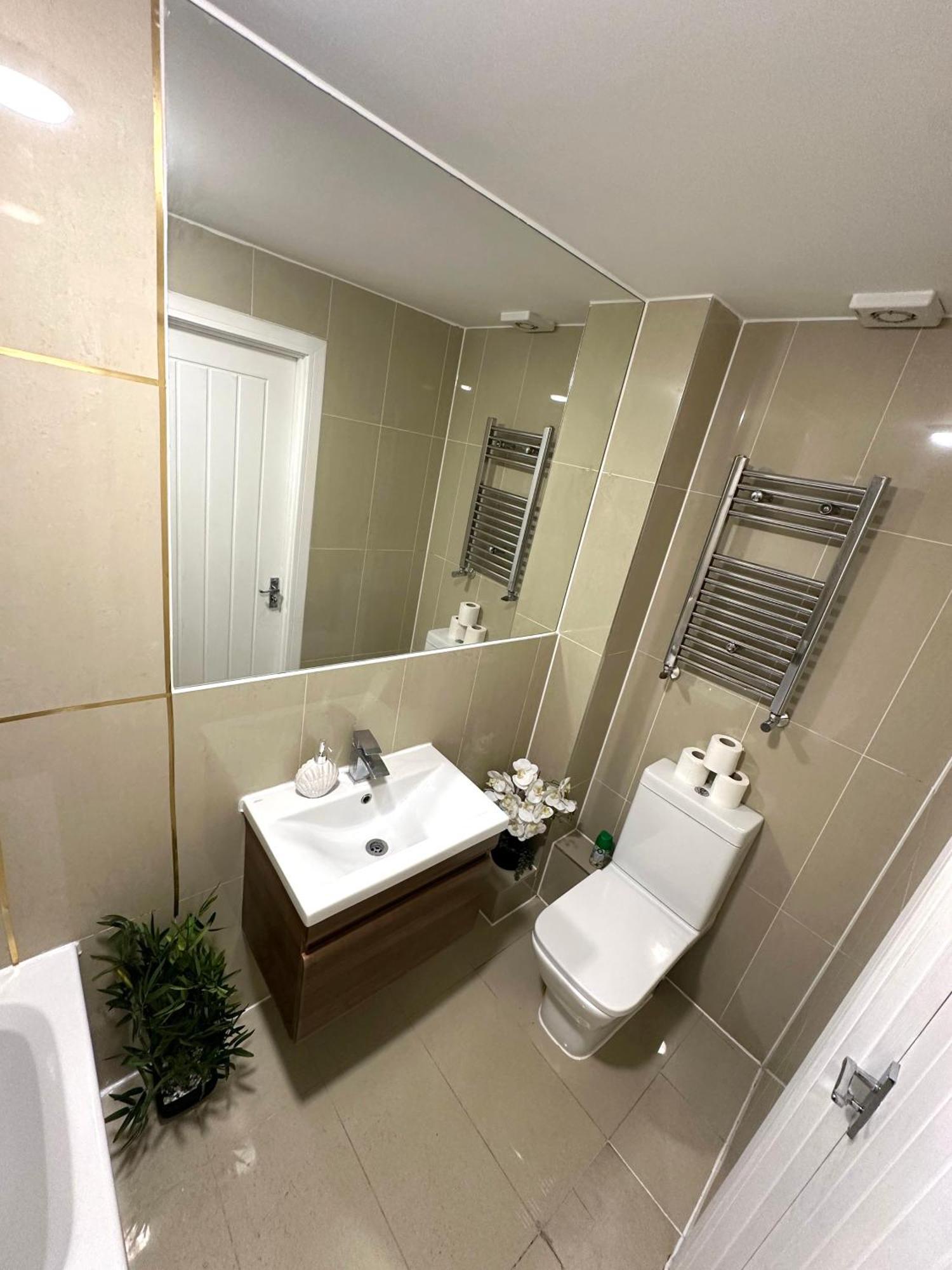 Elegant Spacious Modern 2 Bedroom - Whitechapel - 5mins To Aldgate Station *