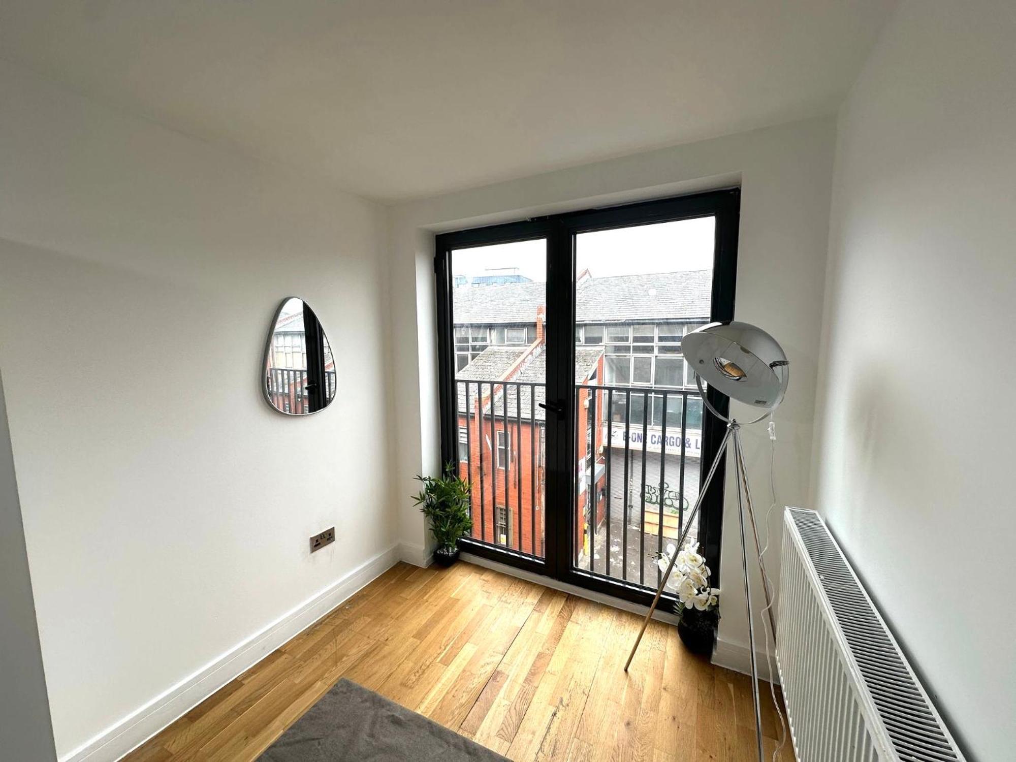 Elegant Spacious Modern 2 Bedroom - Whitechapel - 5mins To Aldgate Station Apartment London
