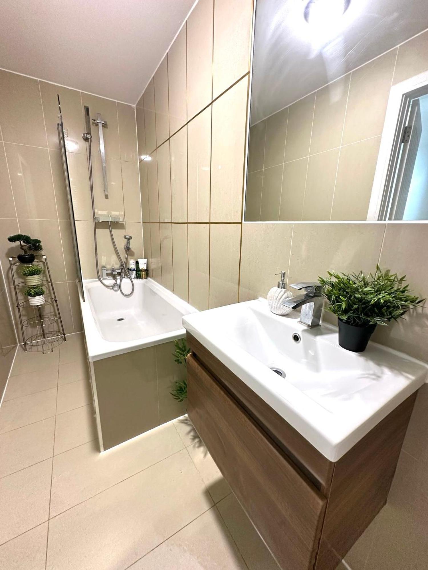 Apartment Elegant Spacious Modern 2 Bedroom - Whitechapel - 5mins To Aldgate Station *