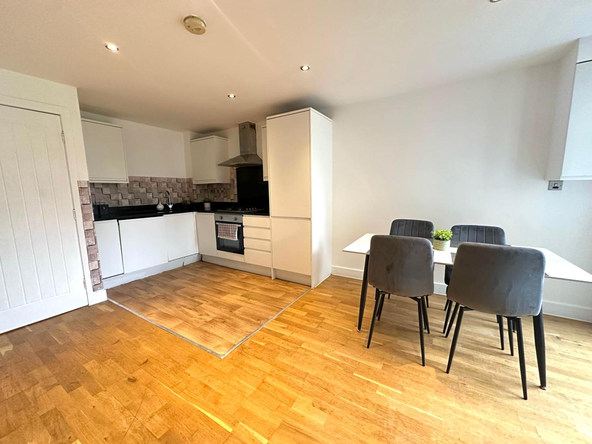 Elegant Spacious Modern 2 Bedroom - Whitechapel - 5mins To Aldgate Station Apartment London