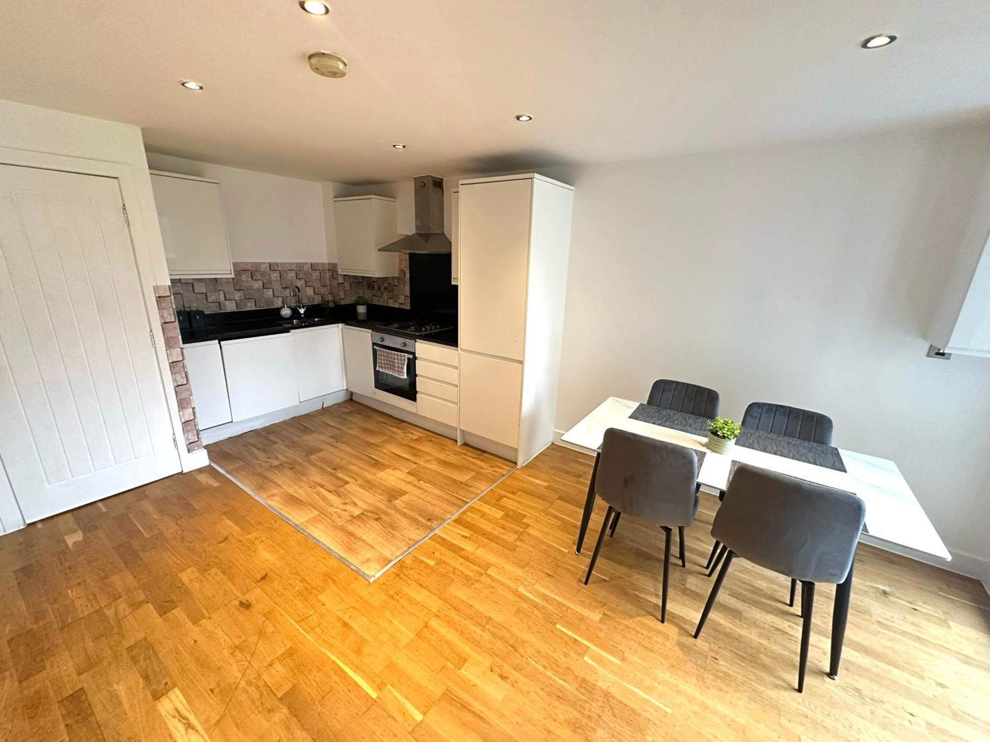 Elegant Spacious Modern 2 Bedroom - Whitechapel - 5mins To Aldgate Station Apartment London